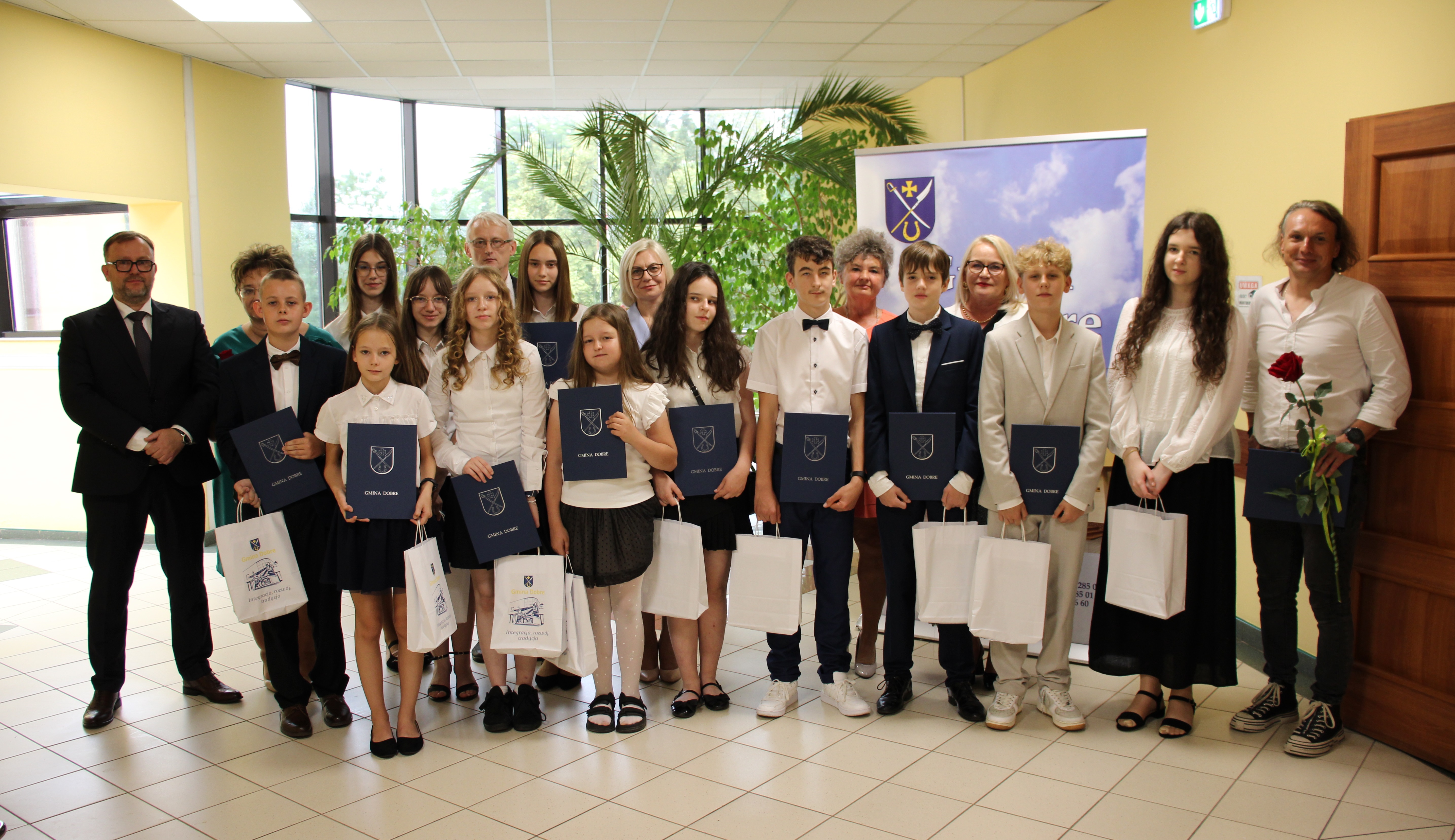 Wręczenie nagród i stypendium dla uczniów za wybitne osiągnięcia w nauce podczas sesji Rady Gminy
