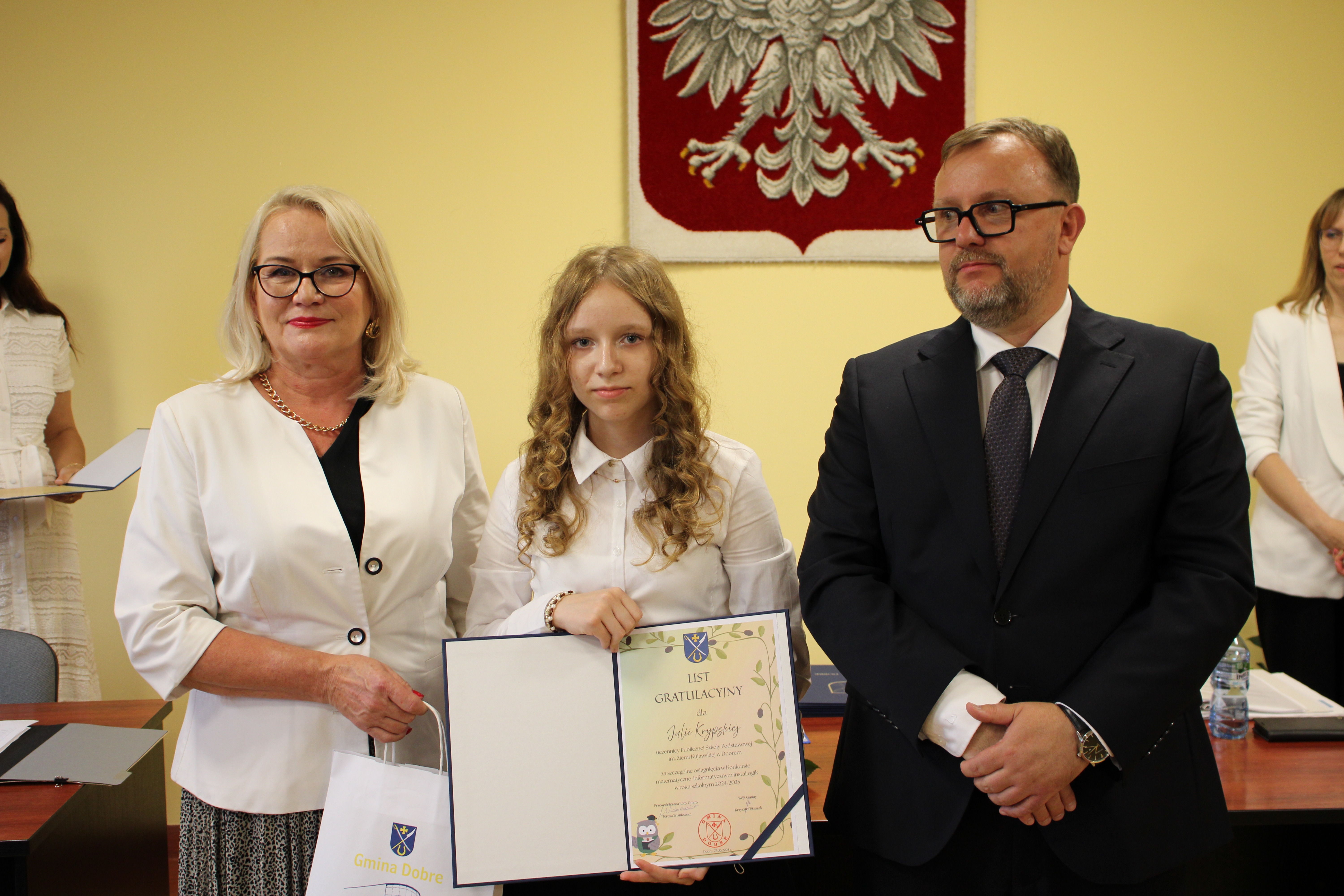Wręczenie nagród i stypendium dla uczniów za wybitne osiągnięcia w nauce podczas sesji Rady Gminy