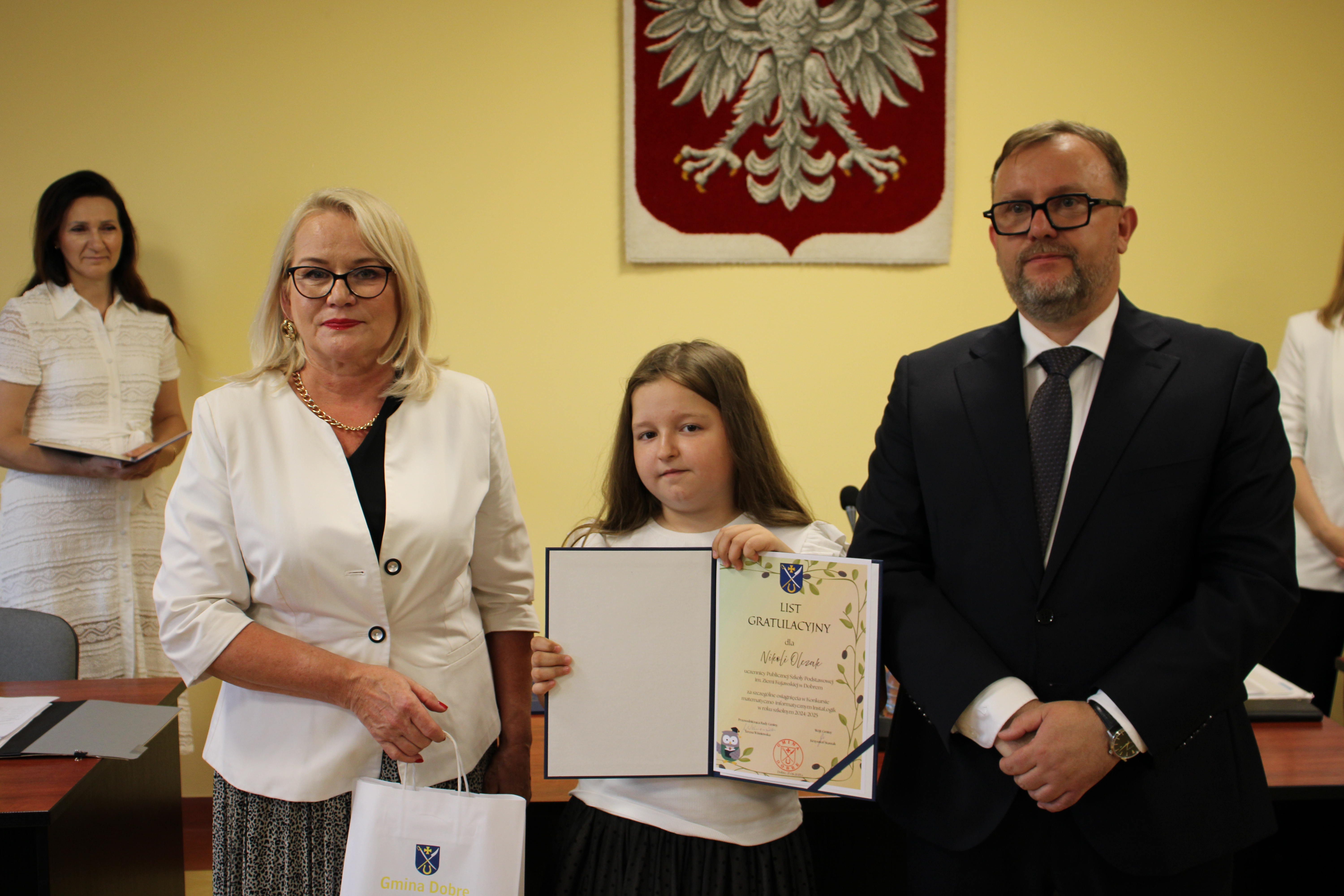 Wręczenie nagród i stypendium dla uczniów za wybitne osiągnięcia w nauce podczas sesji Rady Gminy