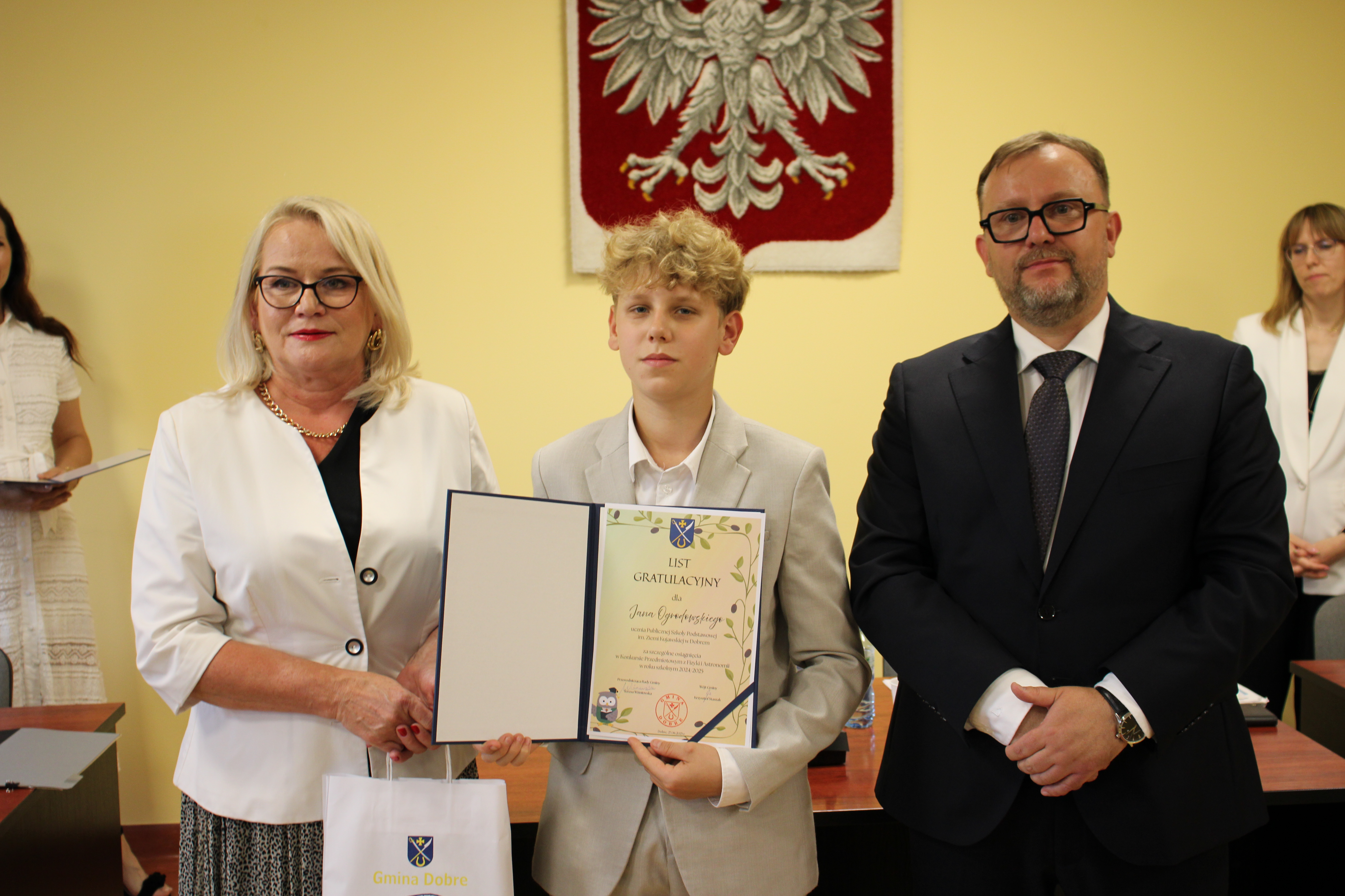 Wręczenie nagród i stypendium dla uczniów za wybitne osiągnięcia w nauce podczas sesji Rady Gminy