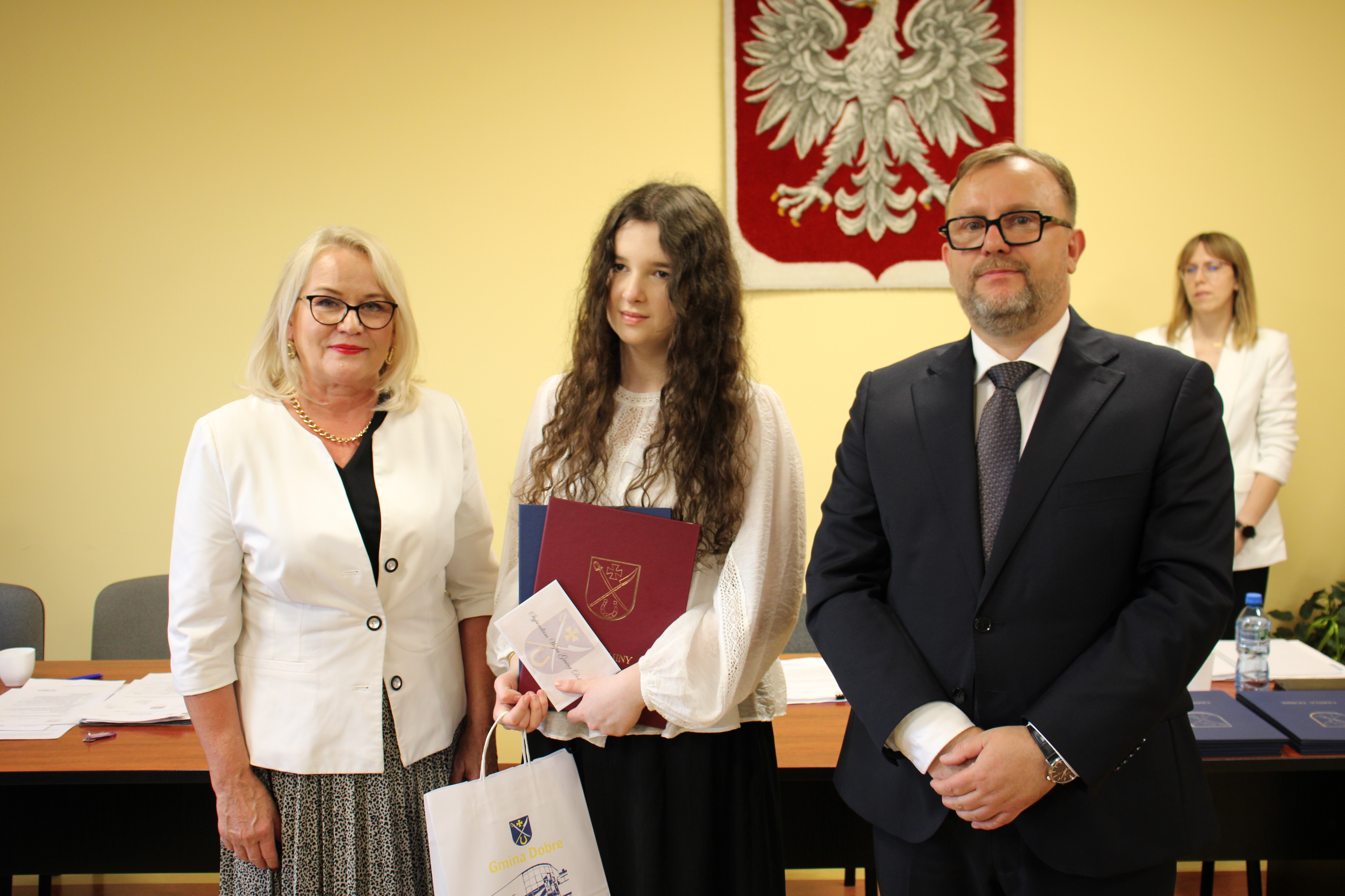 Wręczenie nagród i stypendium dla uczniów za wybitne osiągnięcia w nauce podczas sesji Rady Gminy