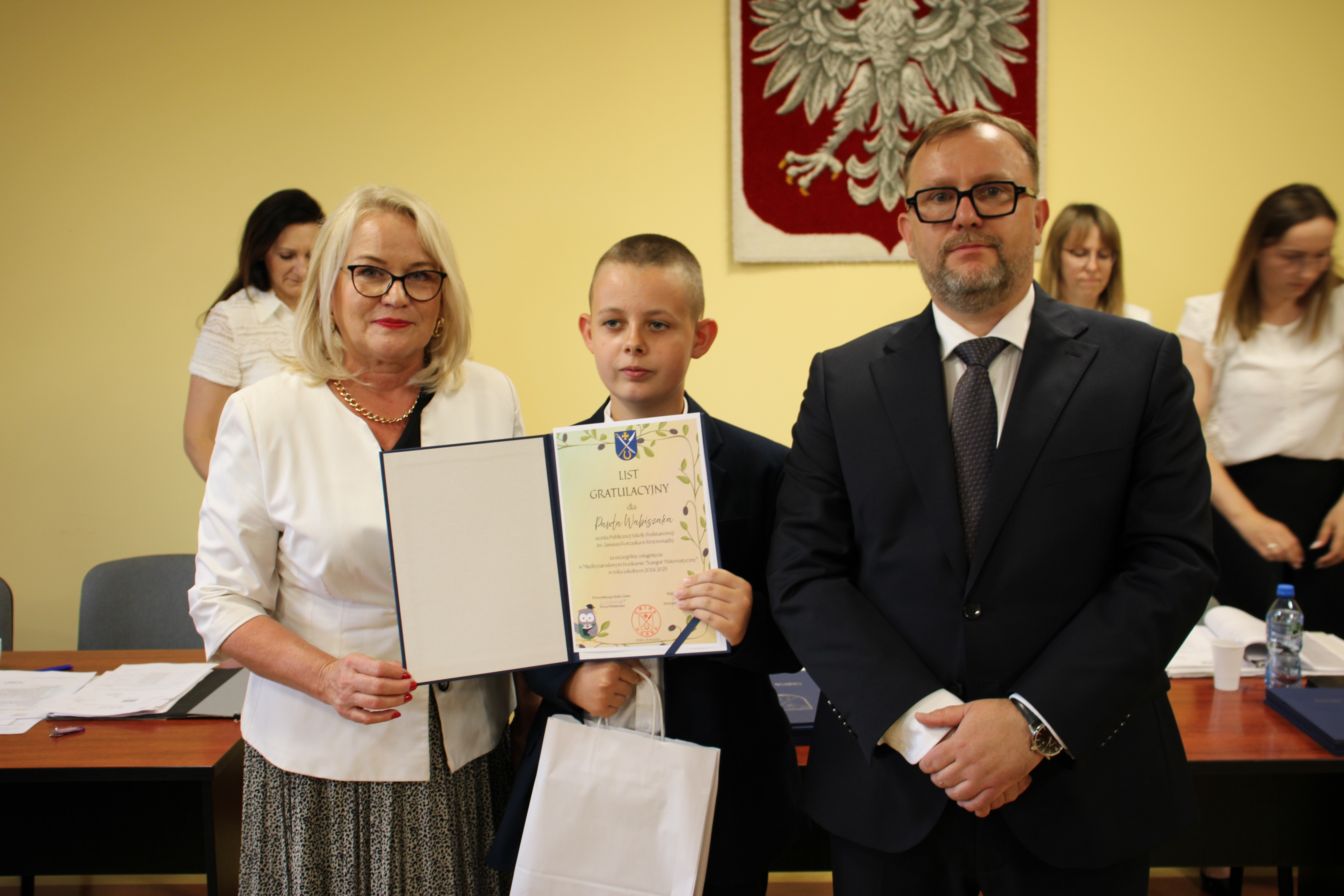 Wręczenie nagród i stypendium dla uczniów za wybitne osiągnięcia w nauce podczas sesji Rady Gminy