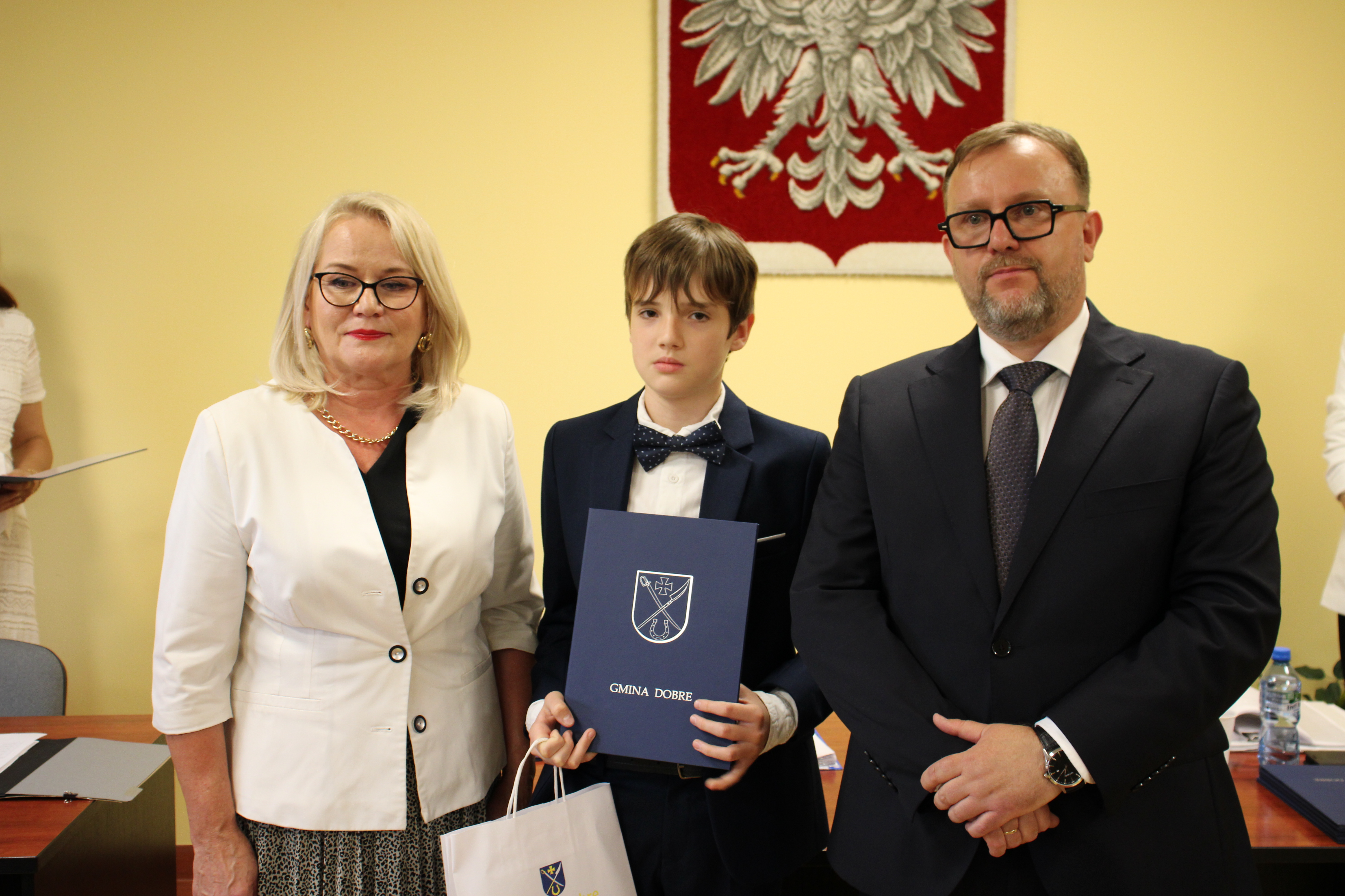 Wręczenie nagród i stypendium dla uczniów za wybitne osiągnięcia w nauce podczas sesji Rady Gminy