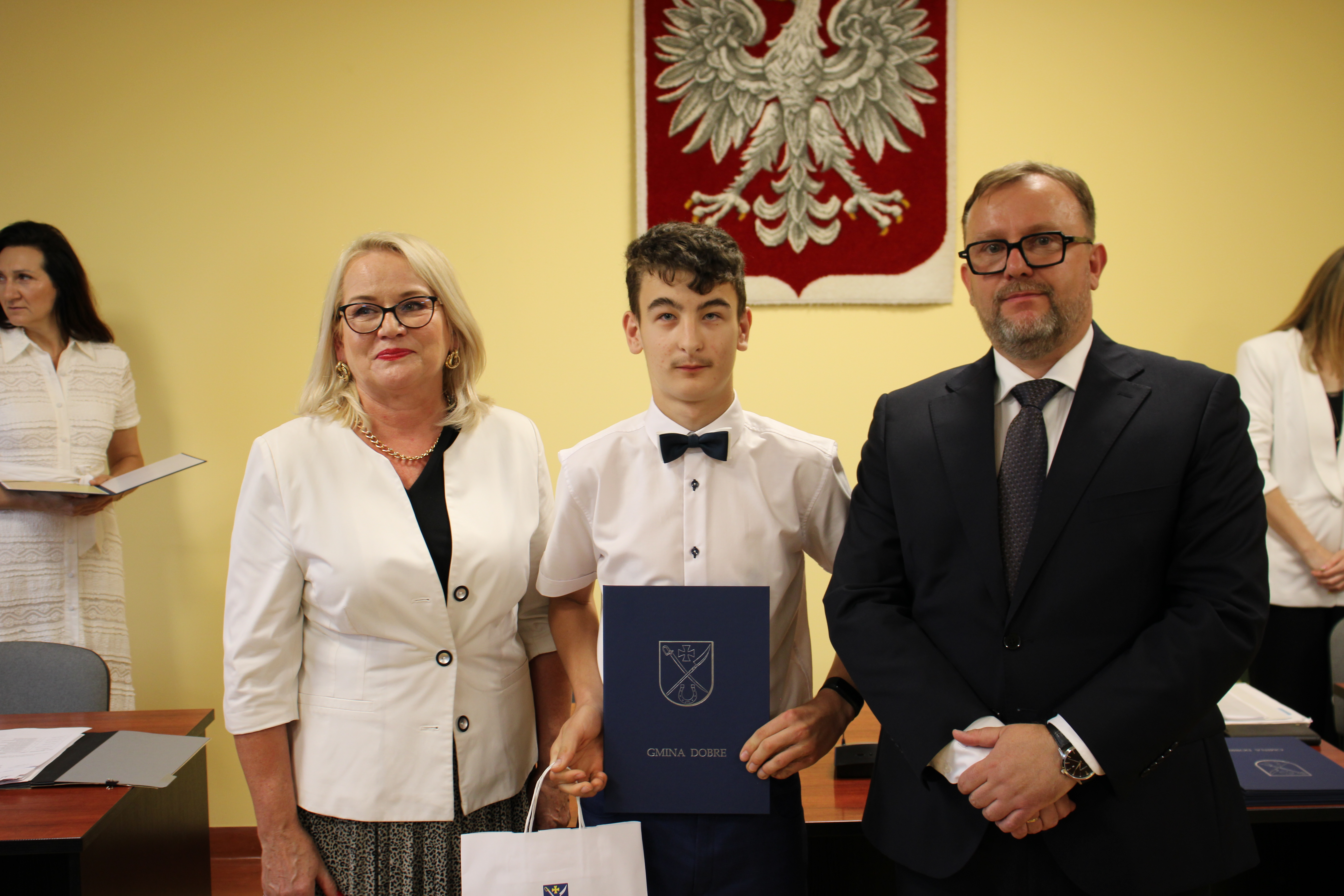 Wręczenie nagród i stypendium dla uczniów za wybitne osiągnięcia w nauce podczas sesji Rady Gminy
