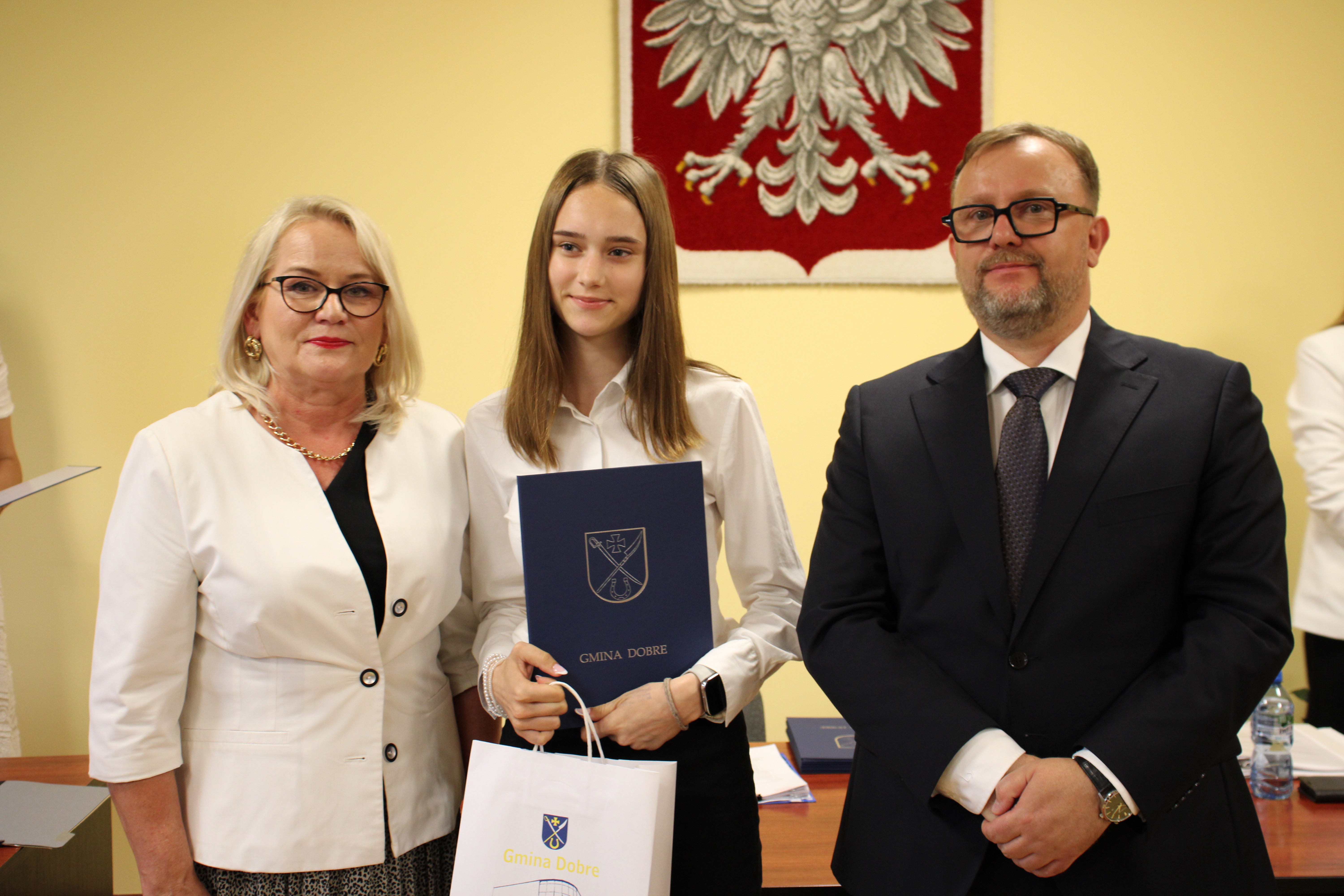 Wręczenie nagród i stypendium dla uczniów za wybitne osiągnięcia w nauce podczas sesji Rady Gminy