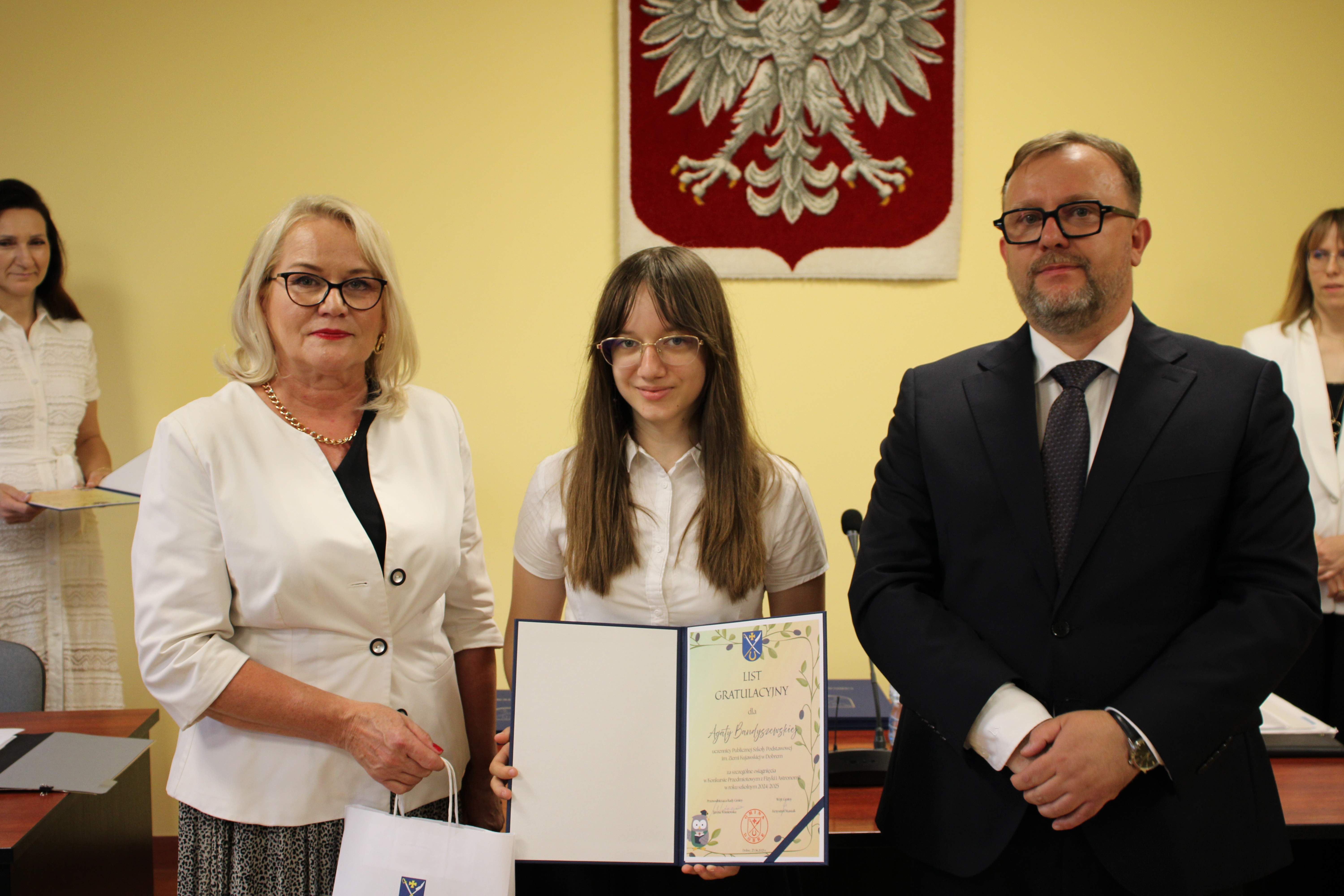 Wręczenie nagród i stypendium dla uczniów za wybitne osiągnięcia w nauce podczas sesji Rady Gminy