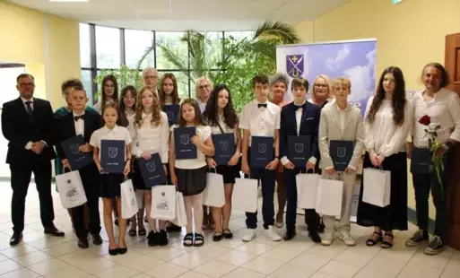 Wręczenie nagród i stypendium dla uczniów za wybitne osiągnięcia w nauce podczas sesji Rady Gminy