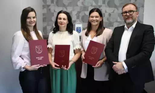 Wręczenie aktów nadania stopnia awansu zawodowego nauczyciela mianowanego nauczycielkom z gminy Dobre  