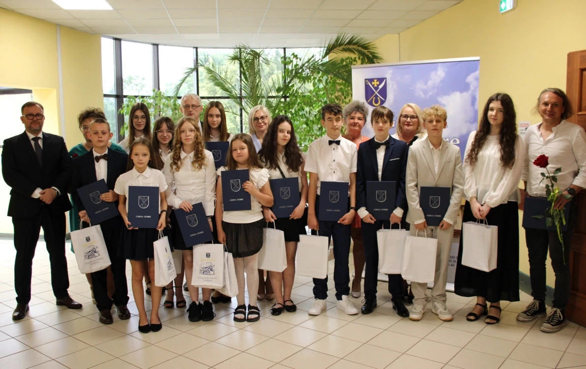 Wręczenie nagród i stypendium dla uczniów za wybitne osiągnięcia w nauce podczas sesji Rady Gminy