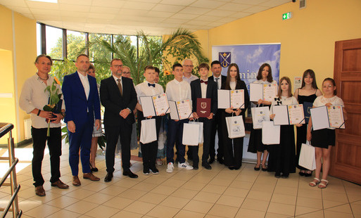 Młode talenty docenione – wręczenie nagród i stypendium za wybitne osiągnięcia w nauce podczas sesji Rady Gminy