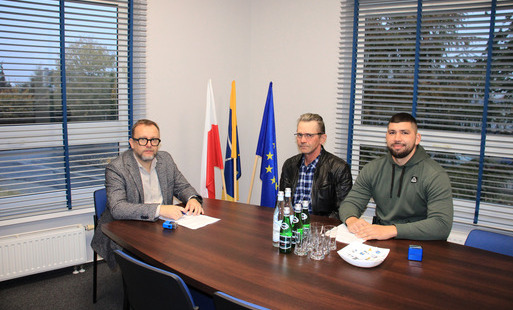 Podpisanie umów na modernizację chodnika i nawierzchni z kostki betonowej